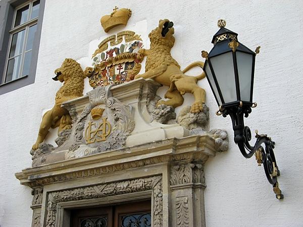 prächtiges Portal mit gräflichem Wappen am Eingang zum Fürstenflügel des Stolberger Schlosses