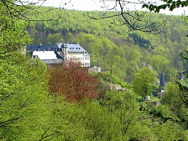 Blick vom Rastplatz drei Stühle zum Stolberger Schloss