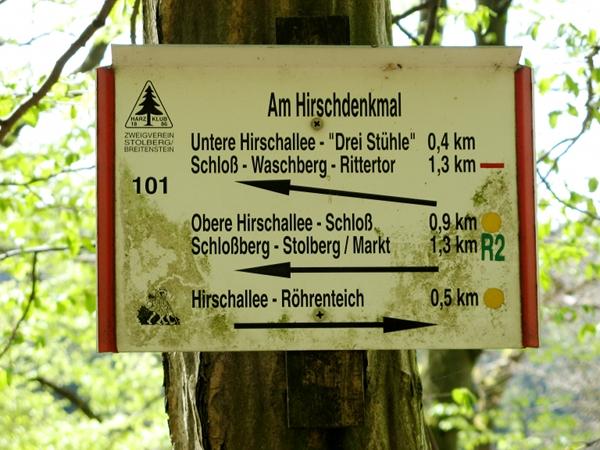 Wegweiser am Hirschdenkmal