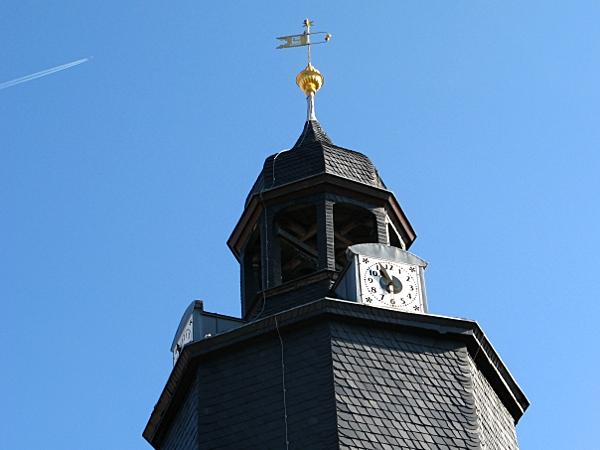 Barockkirche in Schwenda - Turmspitze mit Uhr