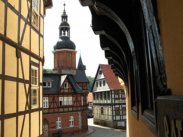 Blick von der Rathaustreppe zum Saigerturm in Stolberg Harz