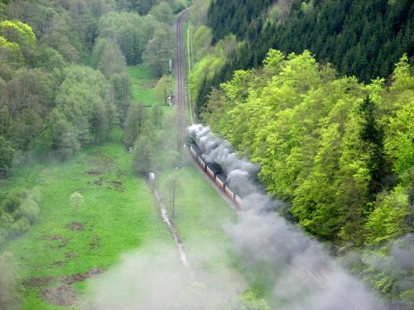 Im Tal schnauft die Harzquerbahn
