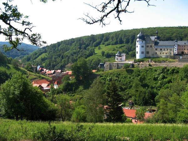 Blick von der Dornröschenbank auf das Stolberger Schloss und auf das kalte Tal