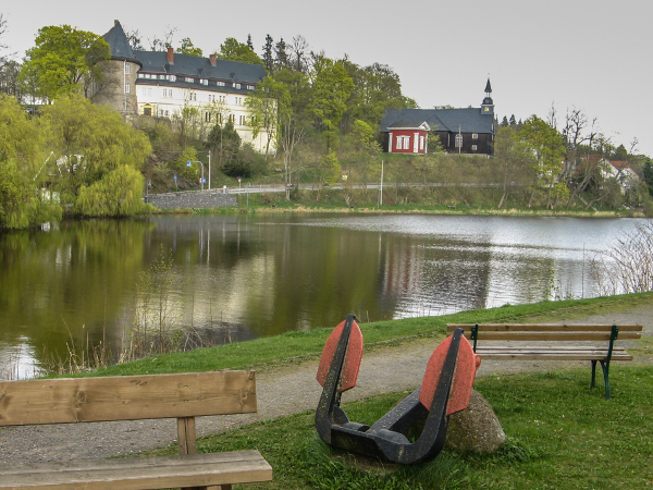 Blick über den untere See zum Schloss und zur Kirche