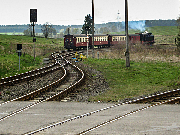 der Weg kreuzt mehrfach den Schienenstrang der Harzquerbahn