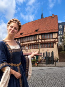 Juliana vor dem Rathaus