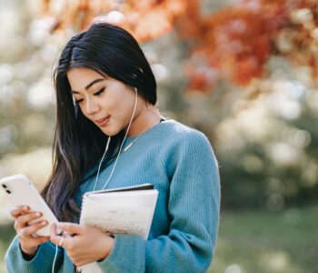 Frau mit Smartphone