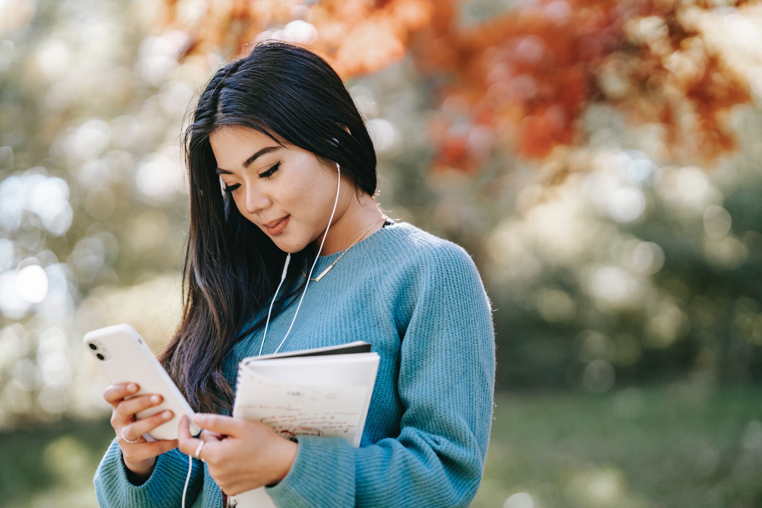 Frau mit Smartphone